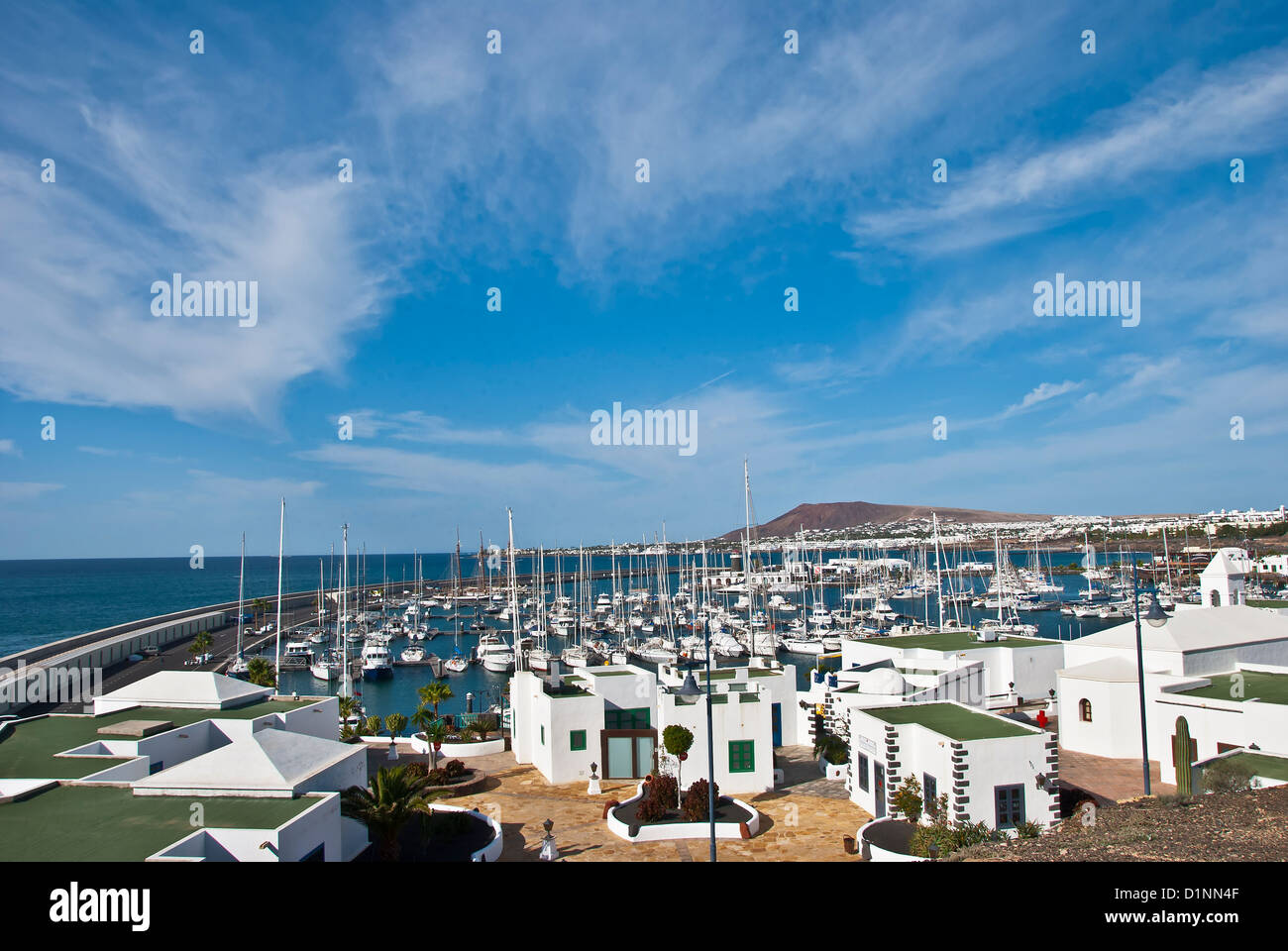 Una vista de la marina de yates y el resort de Playa Blanca, Lanzarote, Islas Canarias Foto de stock