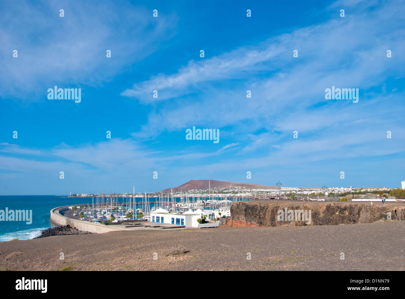 Una vista general de la Playa Blanca, Lanzarote, Islas Canarias mostrando Marina y el complejo Foto de stock