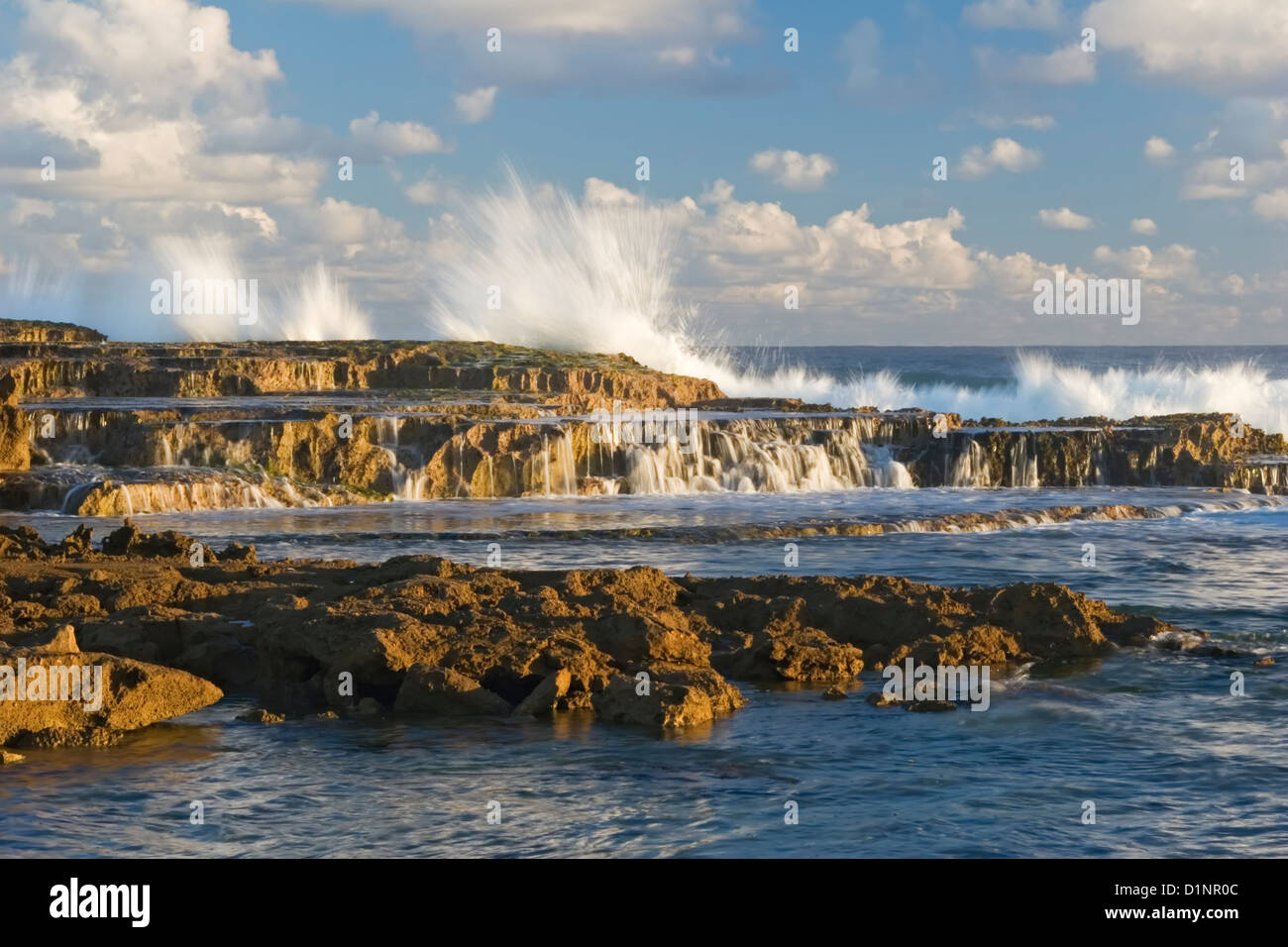 Olas rompiendo sobre las rocas, la playa de Sardinera, Hatillo, Puerto Rico  Fotografía de stock - Alamy