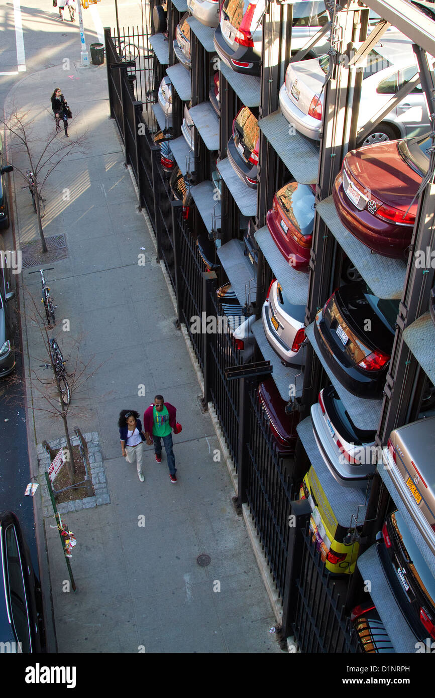 La Ciudad de Nueva York Ascensor Aparcamiento con coches apilados. Foto de stock