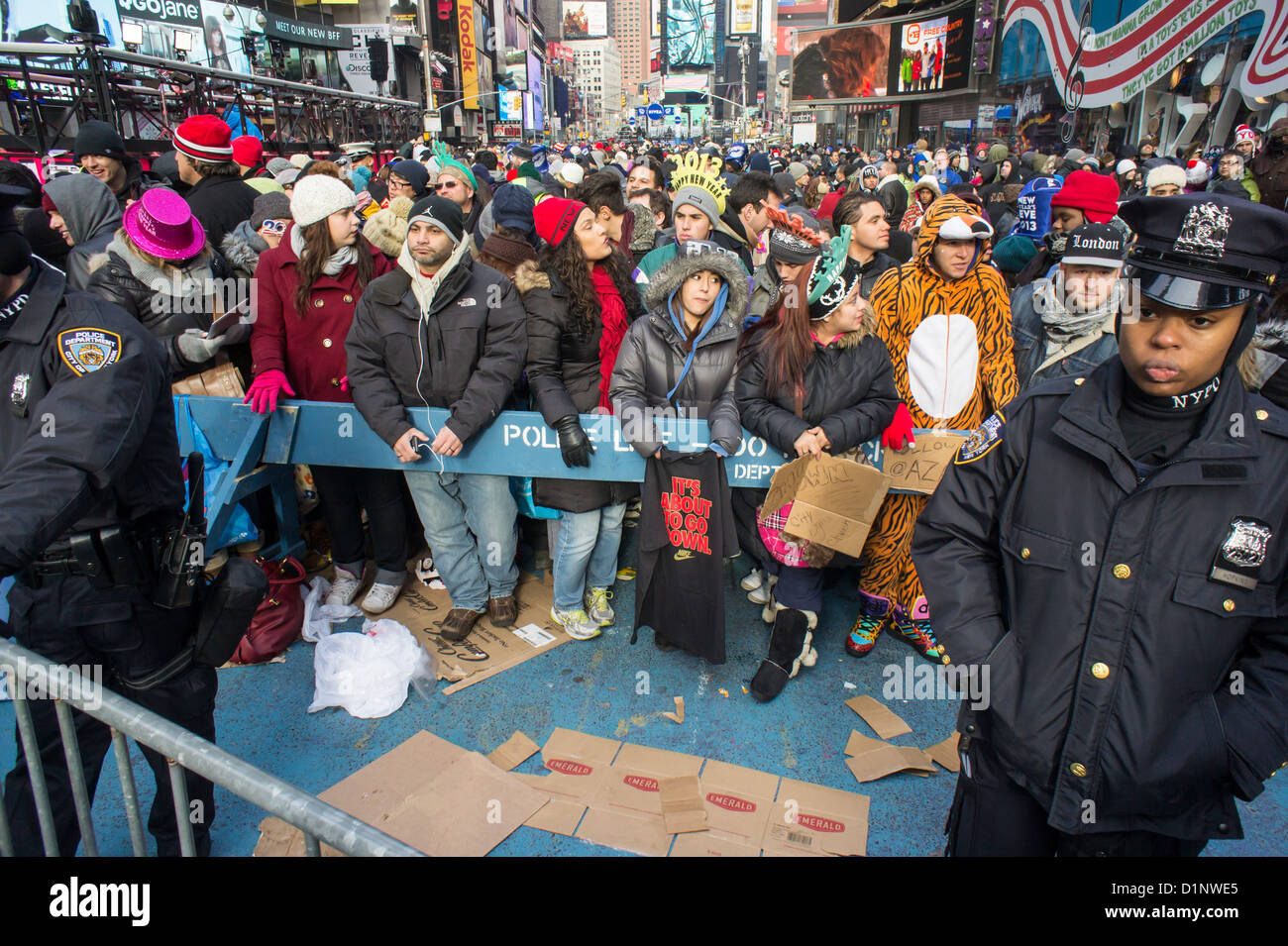 Las multitudes pack Times Square en Nueva York el lunes, 31 de diciembre de 2012, la tarde de la Víspera de Año Nuevo Foto de stock