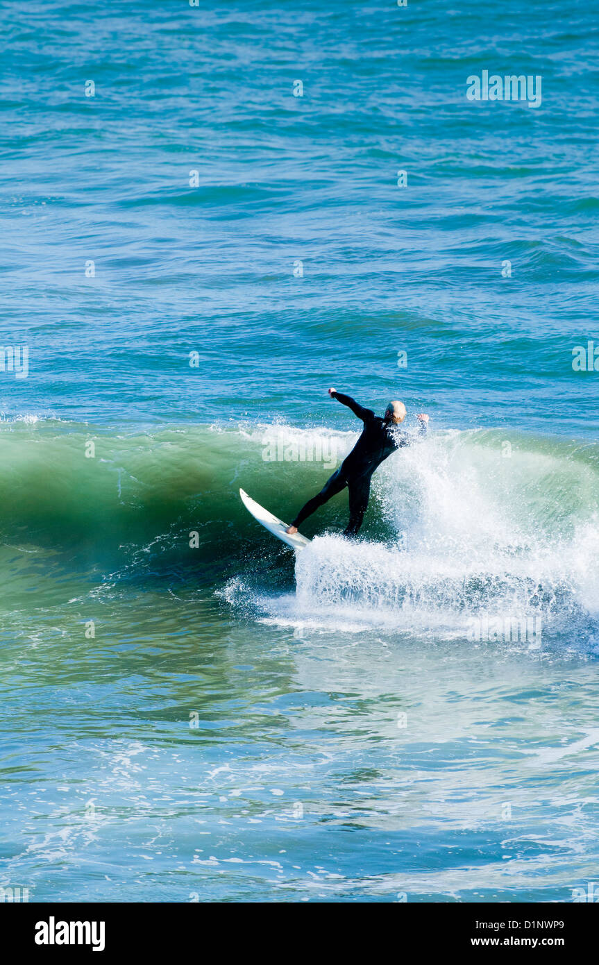 Surfer surf olas fuera de Rodeo Beach, Golden Gate National Recreation Area, Marin, California, EE.UU. Foto de stock