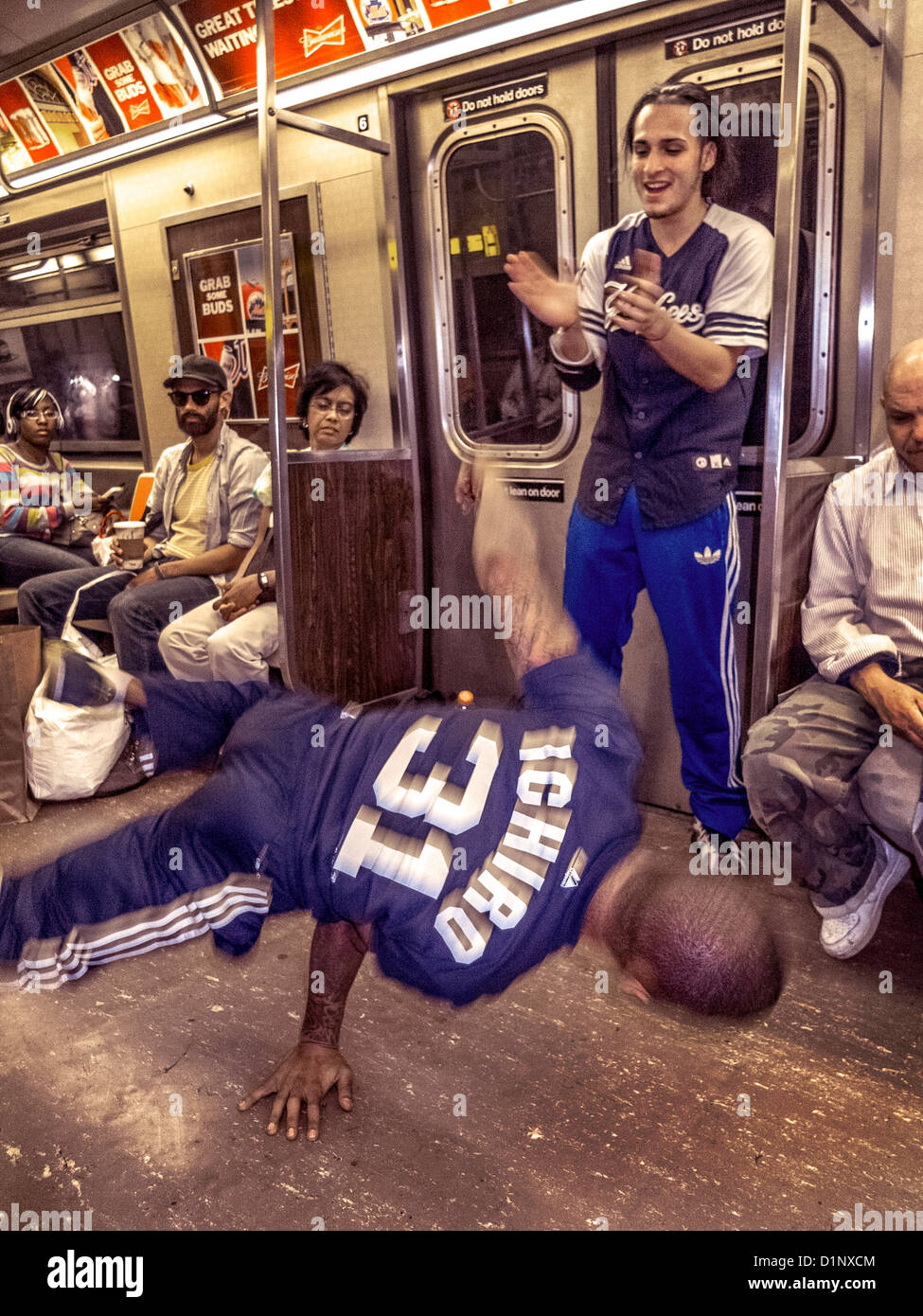 Un hombre afroamericano bailes para los pasajeros consejos mientras viajaba en el metro de Nueva York. Nota pareja. Foto de stock