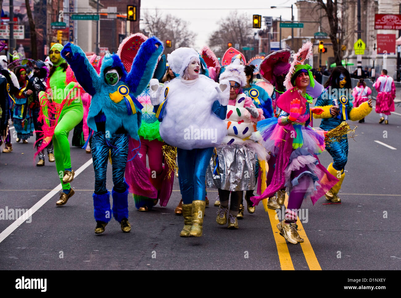 Enero 01, 2013 - Filadelfia, PA, EE.UU. - Bandas en Disfraces imaginativos  de marzo a través del centro de la ciudad durante la 113a. edición de los  Mummers Parade el día de