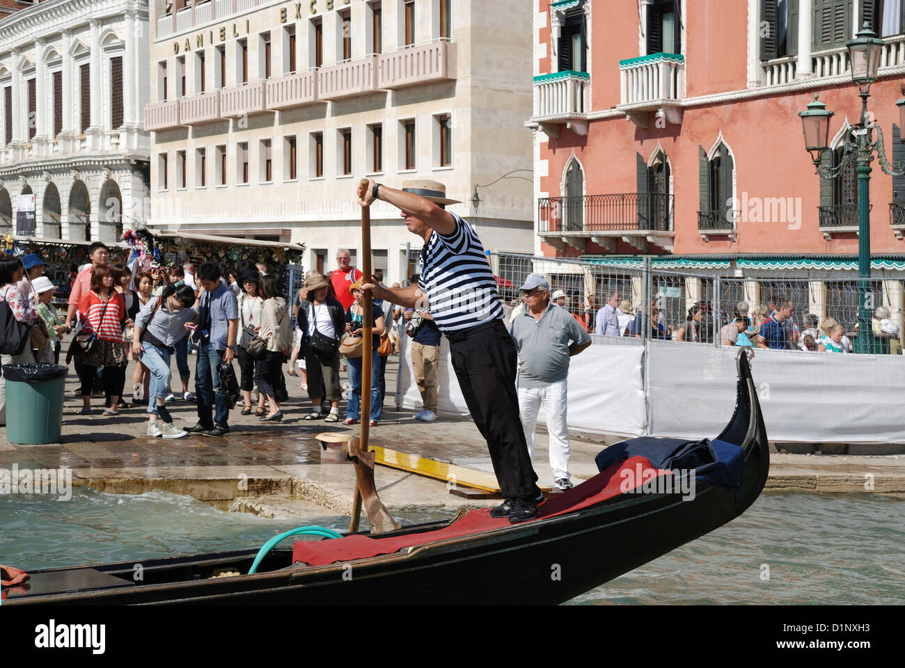 Gondolero en el Gran Canal de Venecia. Foto de stock