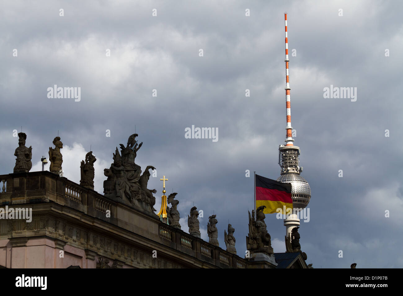 Estatua y la bandera alemana y la torre de televisión sobre el bulevar Unter den Linden en Berlín. Foto de stock