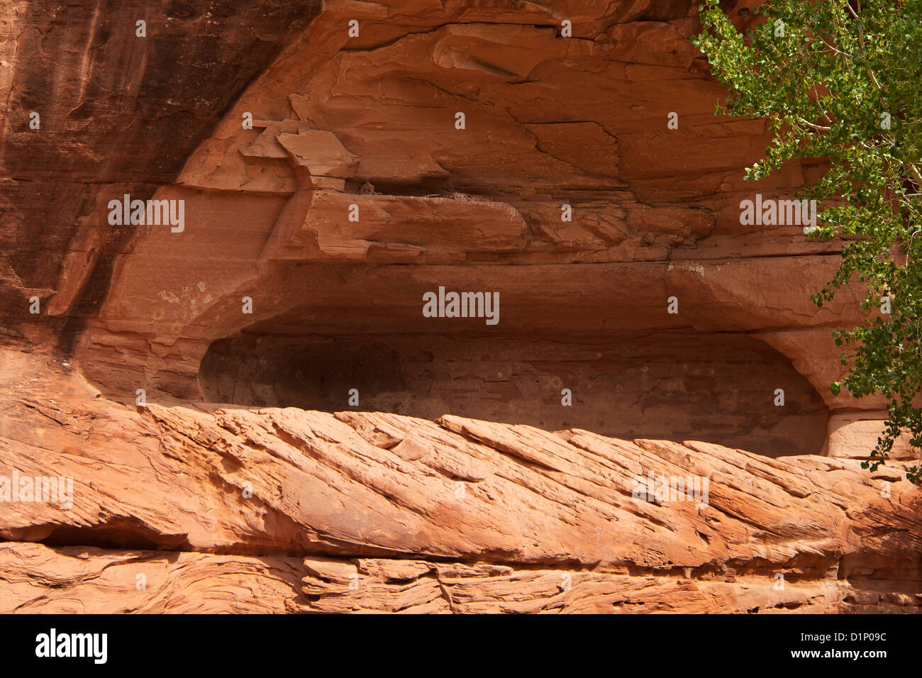 Native American pictogramas formas manuales sobre paredes de arenisca Chinle lavar Cañón, Cañón de Chelly NM Arizona, EE.UU. Foto de stock