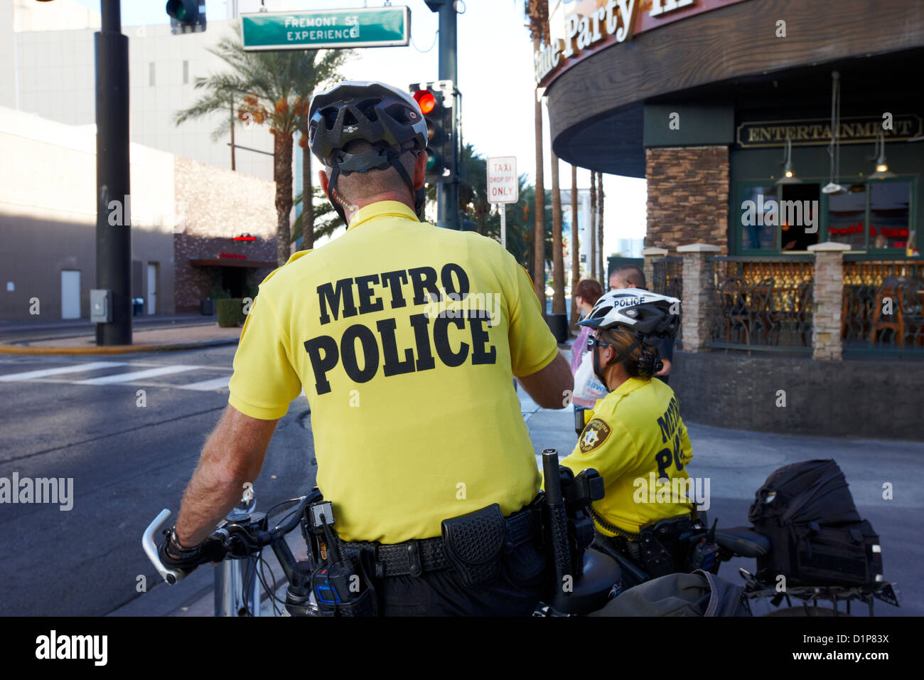 La policía de metro cops de bicicletas en el centro de Las Vegas, Nevada, EE.UU. Foto de stock