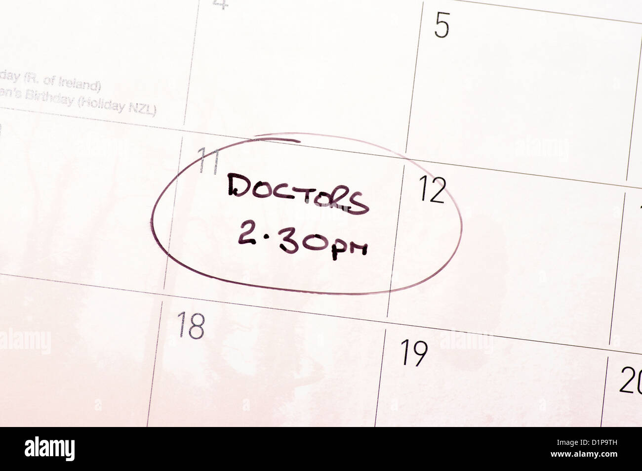 Los médicos aviso de cita un círculo en un calendario Foto de stock