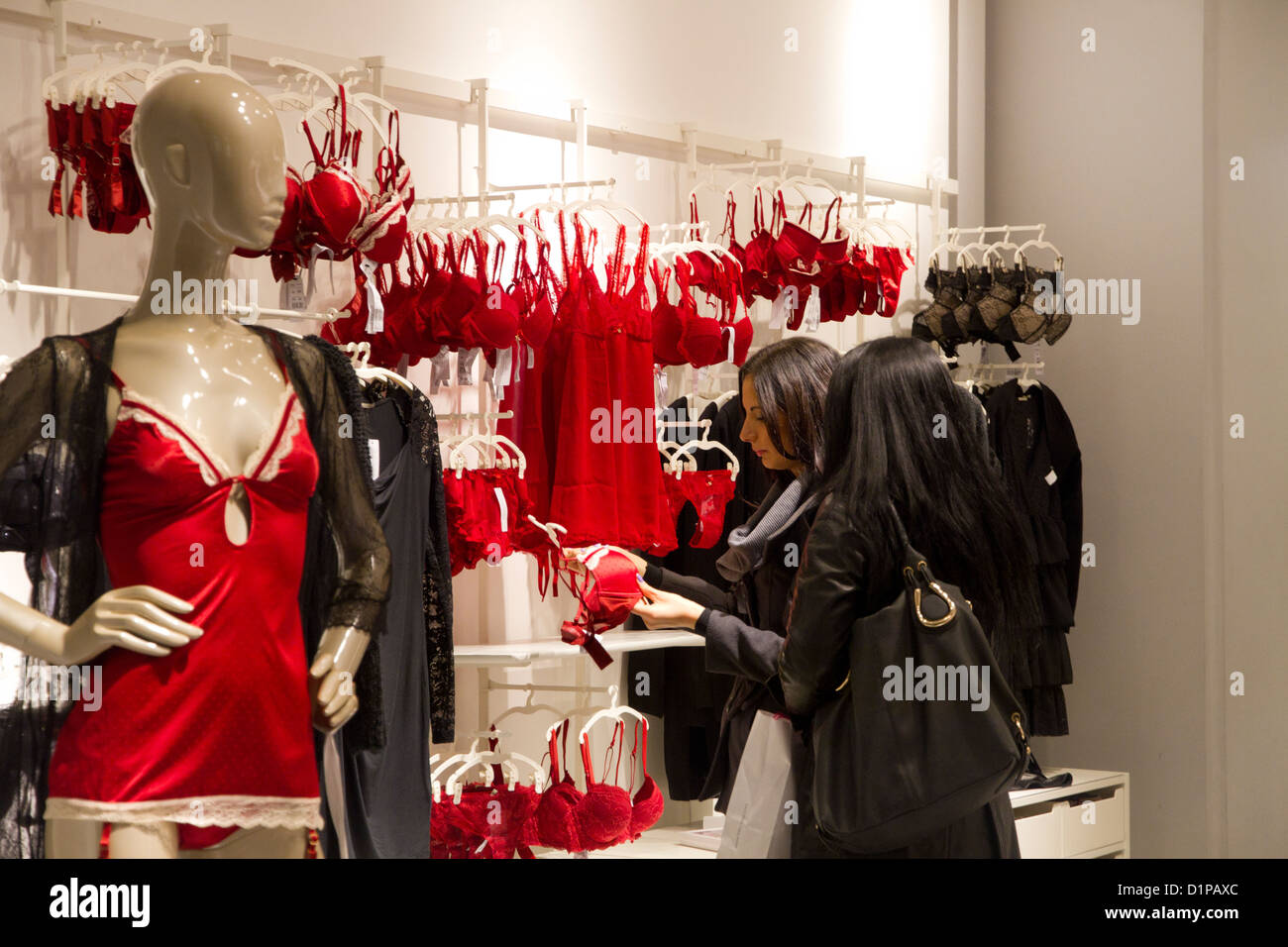 Mujer ropa interior roja de compras en la tienda de lencería interior tienda  Roma Italia Fotografía de stock - Alamy