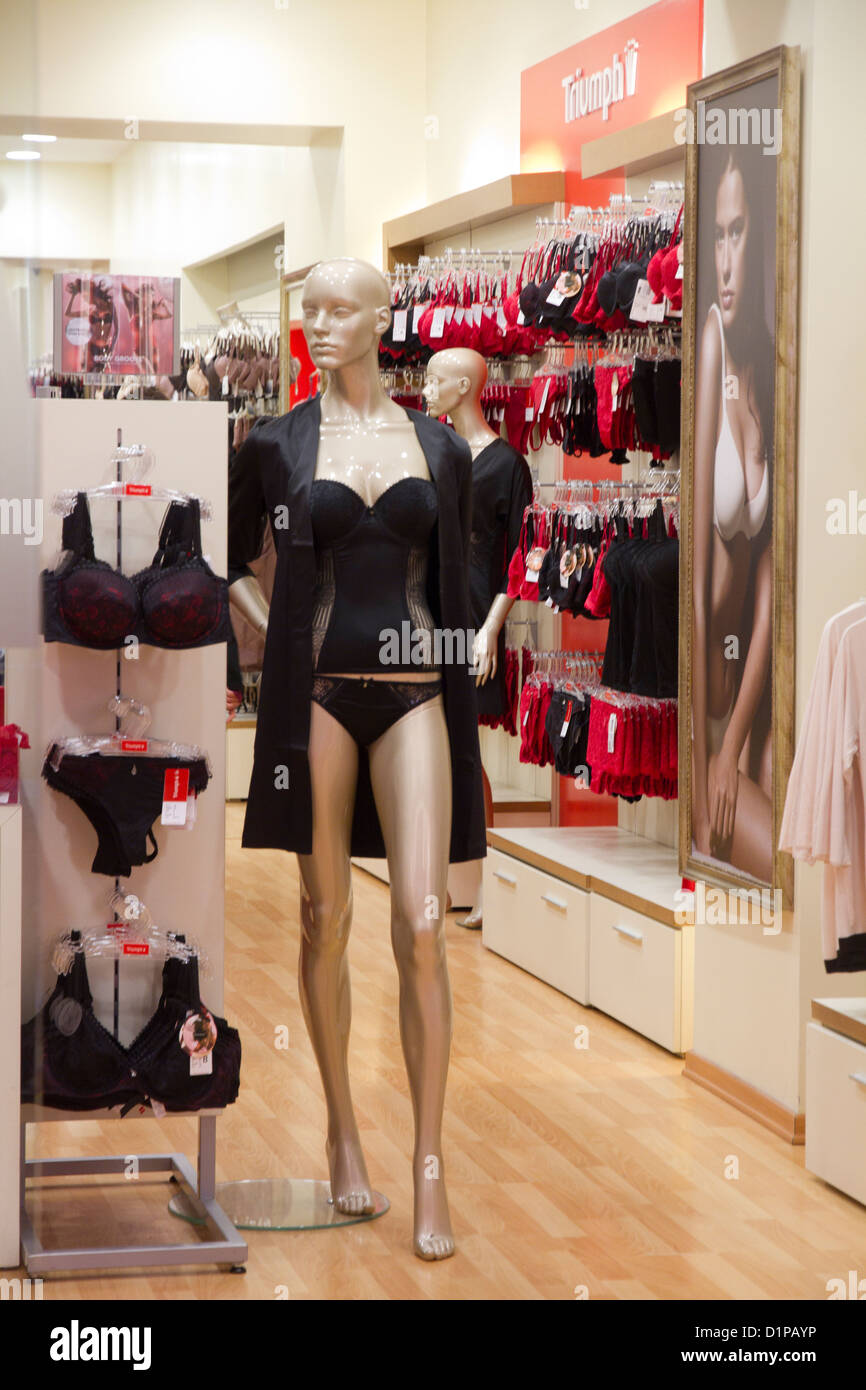 Maniquí de ropa interior Triumph femenina Tienda tienda de compras Roma Italia de stock - Alamy