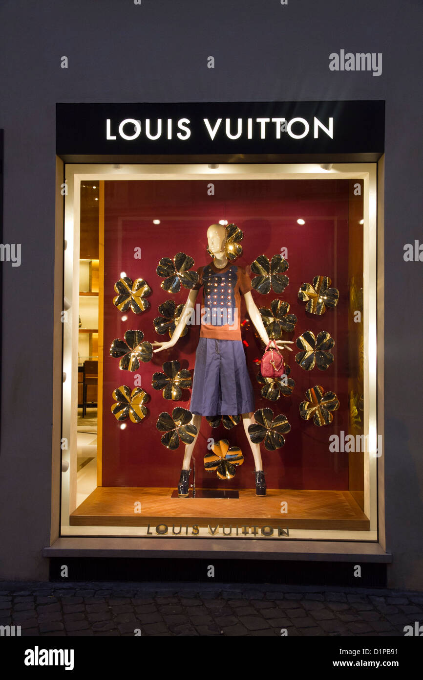 Louis Vuitton escaparate tienda de compras Roma Italia Fotografía de stock  - Alamy