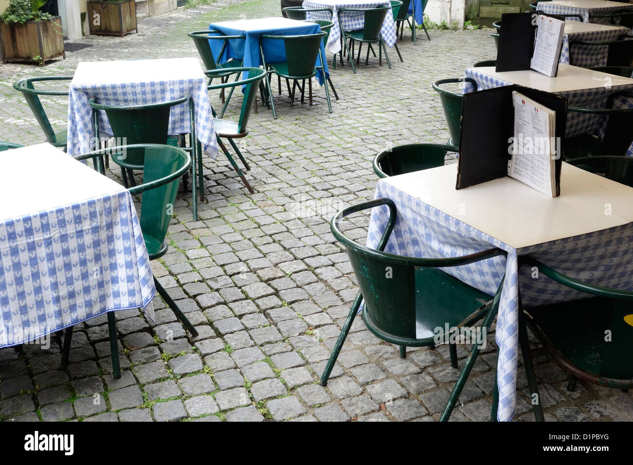 Lisboa Portugal adoquines restaurante terraza sillas mesas de alimentos Foto de stock