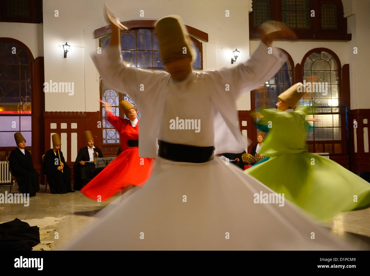 El torbellino Derviche Sema ceremonia con músicos y bailarines mujeres Estambul Turquia Foto de stock