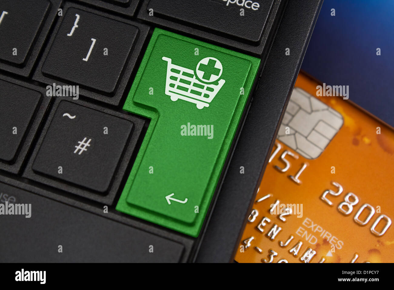 Añadir a la cesta Tecla Entrar en portátil moderno teclado con tarjeta inteligente bancaria debajo para representar las compras Fotografía de stock - Alamy
