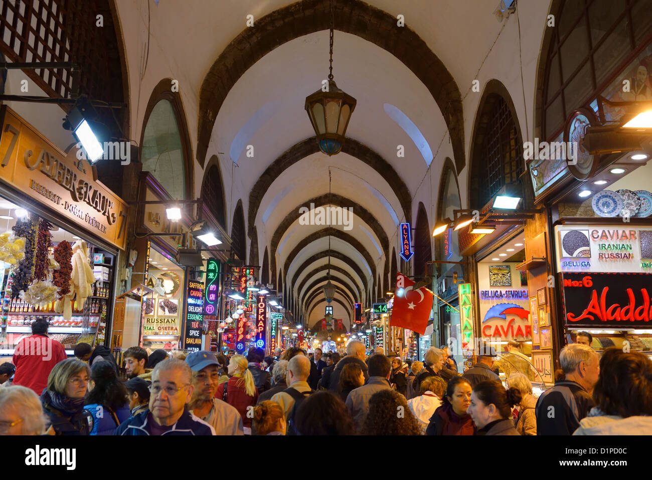 Multitud de turistas en el interior del bazar egipcio o de las especias Estambul Turquia Foto de stock