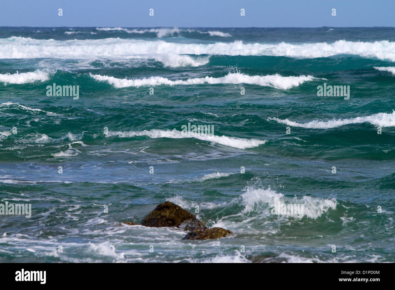 Las olas del océano Pacífico frente a la costa de la isla de Kauai, Hawaii, USA. Foto de stock