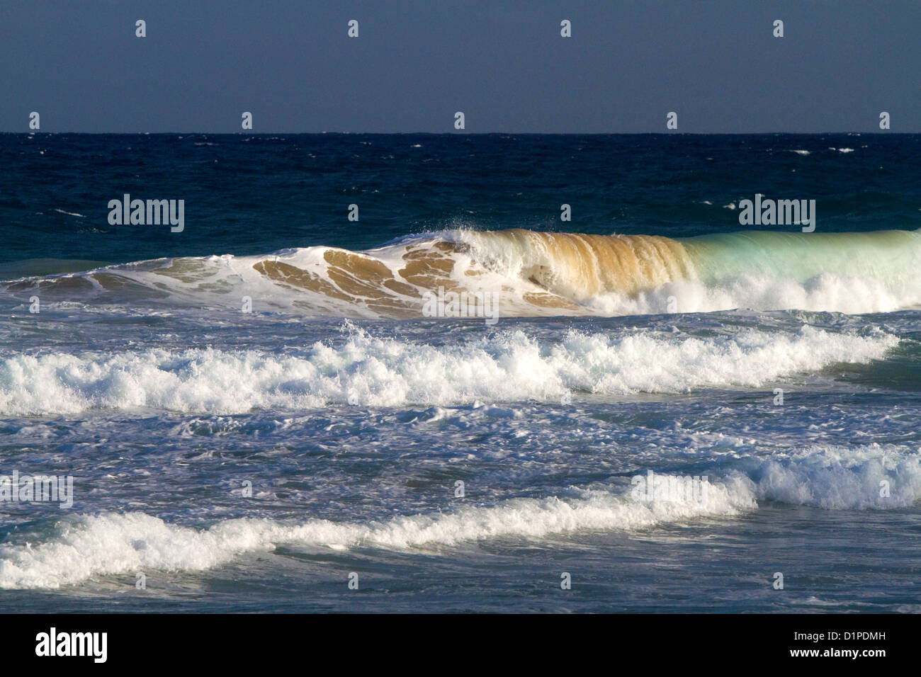 Las olas del océano Pacífico frente a la costa de la isla de Kauai, Hawaii, USA. Foto de stock