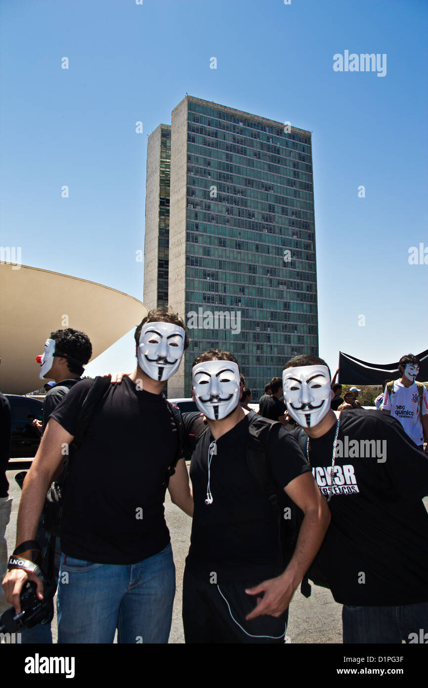Marcha contra la corrupción - los activistas portando máscaras de Guy Fawkes en calle protesta contra la corrupción en el Gobierno brasileño Foto de stock