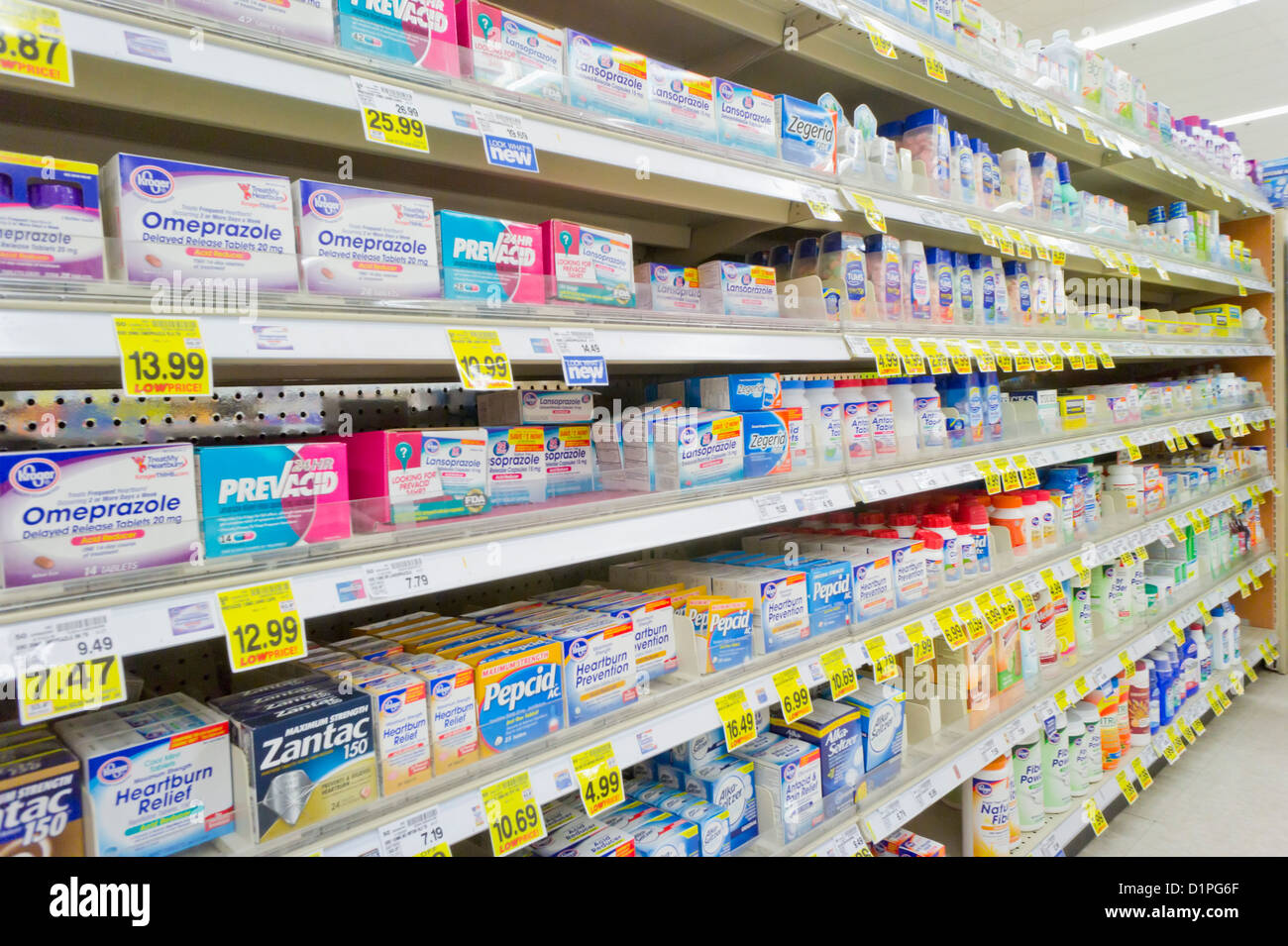 A lo largo de los medicamentos y las drogas en los estantes para la auto selección en un supermercado farmacia farmacia farmacia de fabricación en los EE.UU. Foto de stock