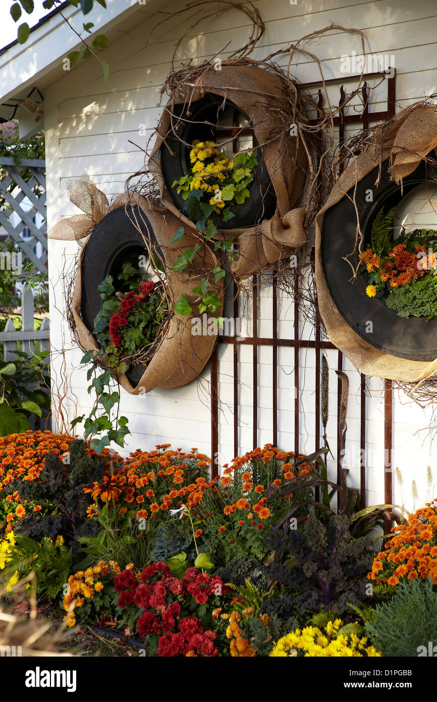 Decoraciones de otoño, jardín sembradoras hechas de llantas Fotografía de  stock - Alamy