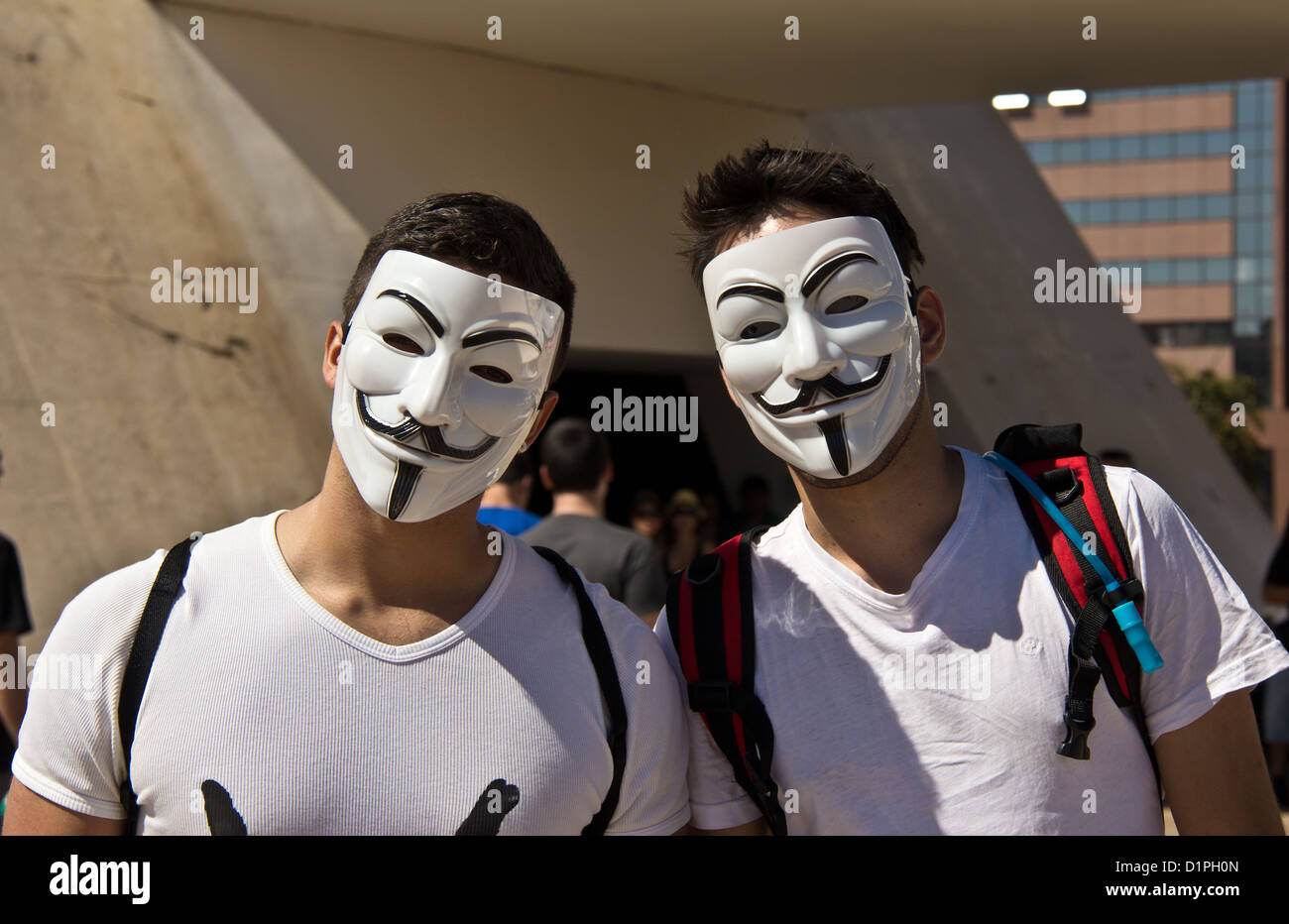 Marcha contra la corrupción - los activistas portando máscaras de Guy Fawkes en calle protesta contra la corrupción en el Gobierno brasileño Foto de stock