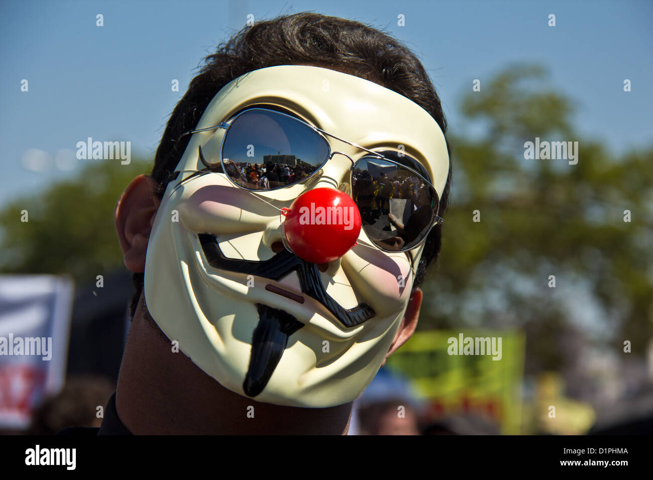 Marcha contra la corrupción - los activistas portando máscaras de Guy Fawkes en calle protesta contra la corrupción en el Gobierno brasileño Foto de stock