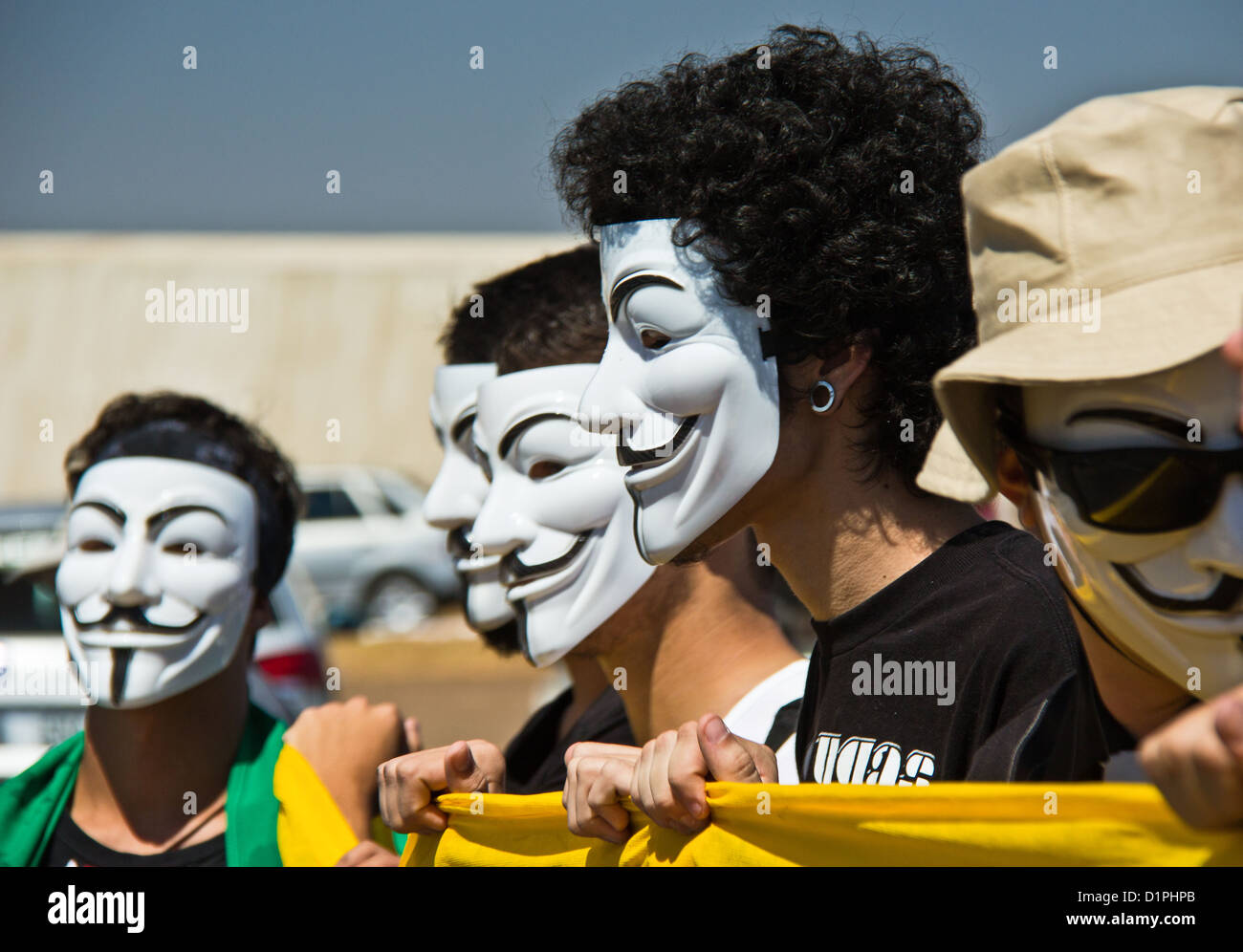 Marcha contra la corrupción - los activistas portando máscaras de Guy Fawkes en calle protesta contra la corrupción en el Gobierno brasileño Foto de stock