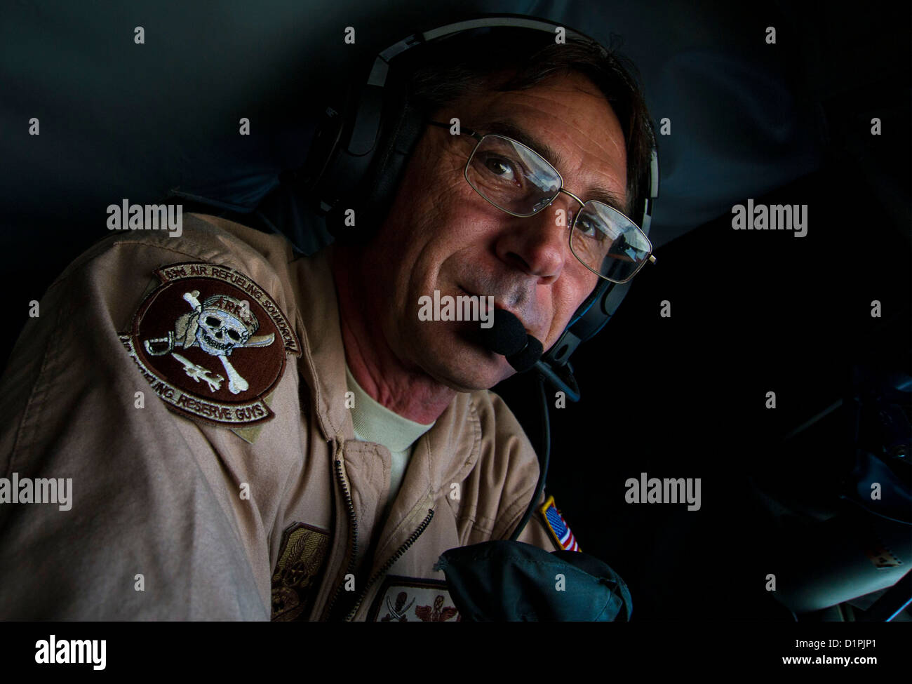 El Sargento Primero en Jefe. Robert Renn, KC-135 Stratotanker, realiza un operador de Boom de reabastecimiento aéreo sobre Afganistán el 22 de diciembre. Durante este vuelo 340 orejas llegó a 50.000 horas de vuelo para el año 2012. Durante la misión, los tripulantes refueled un B-1B Lancer Foto de stock