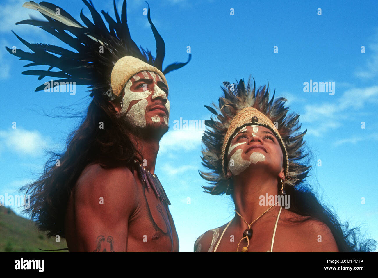 cómodo Envío Regresa Rapanui al hombre y a la mujer en traje tradicional, Isla de Pascua, Chile  Fotografía de stock - Alamy