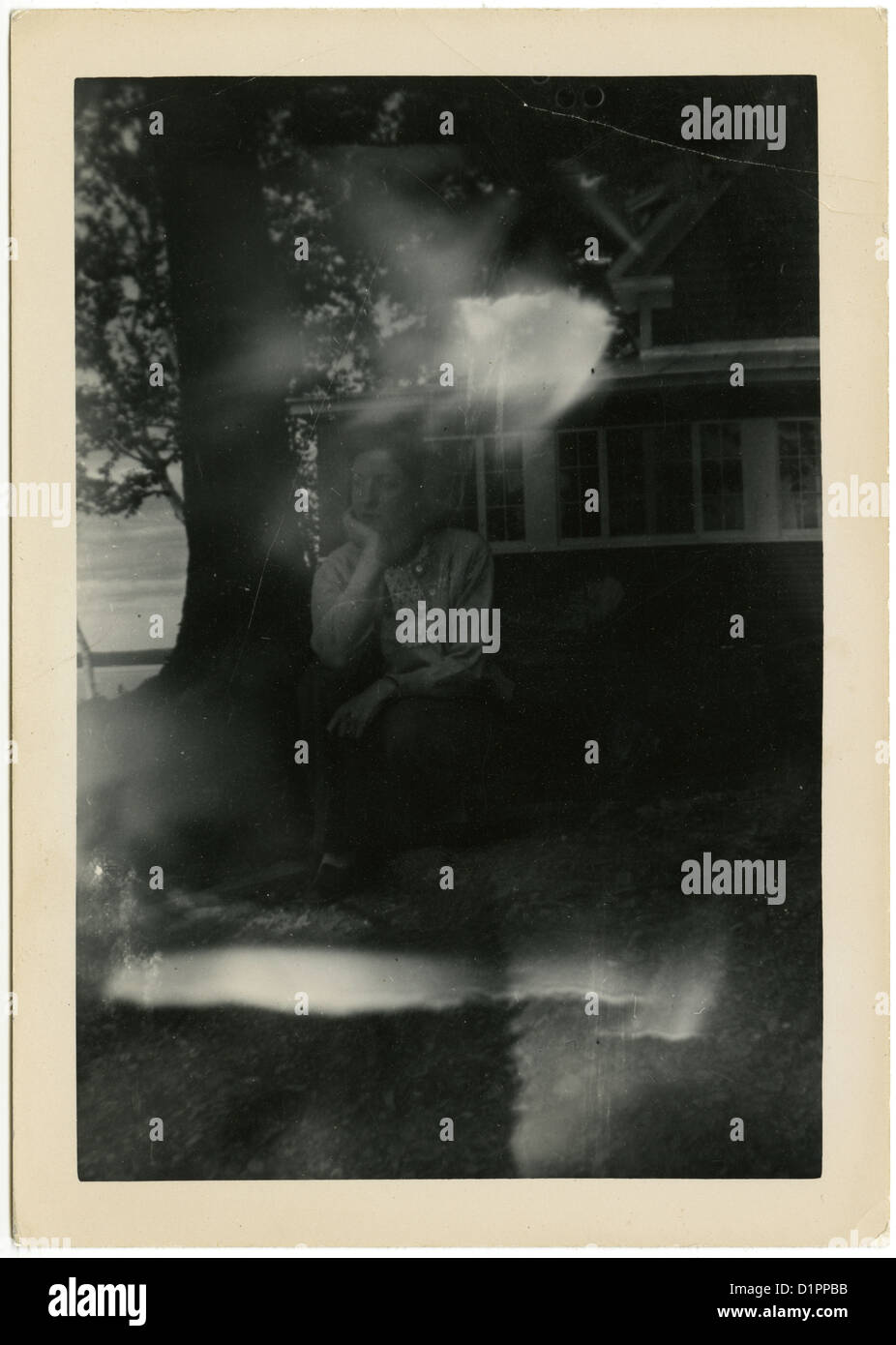 Circa 1940 Fotografía con una doble exposición fantasmal. Foto de stock