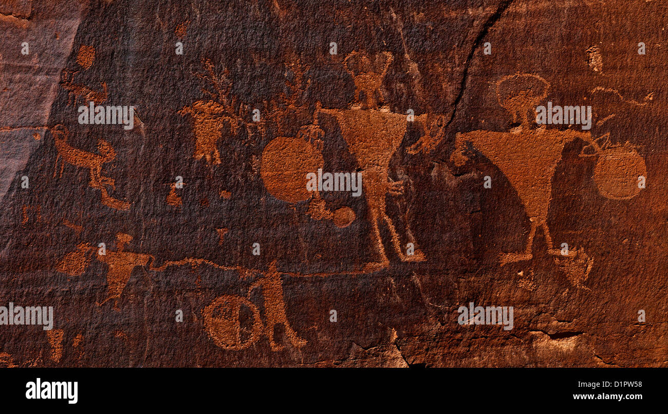 Horned anthropomorphs sosteniendo escudos, Petroglifos del Período Formativo, Utah Scenic desviación 279, potasa Road, los sitios de arte rupestre, Moab, Foto de stock