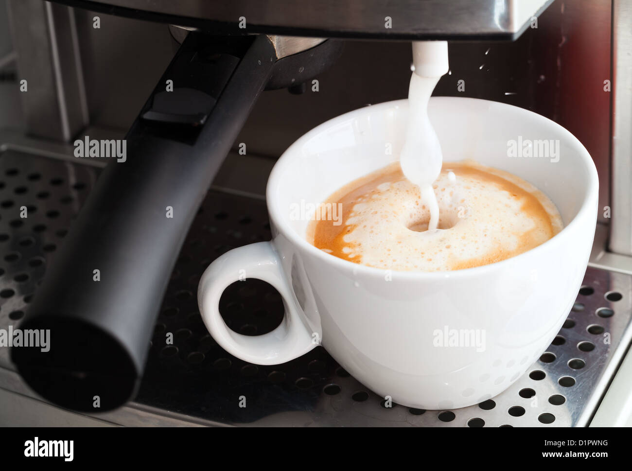 Café caliente vertido en espuma de leche para preparar café espresso  cappuccino Fotografía de stock - Alamy