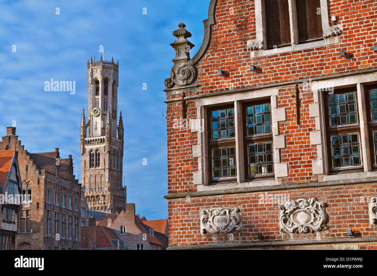 Belfort campanario y la fachada de la casa del gremio de Brujas, Bélgica Foto de stock