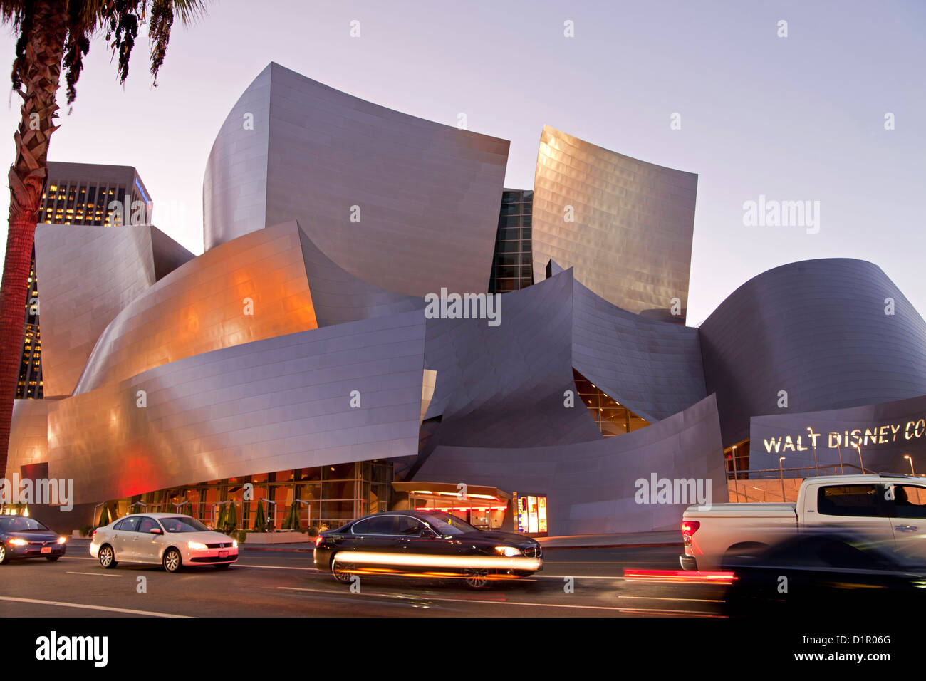 La arquitectura moderna de Frank Gehry en la noche, Walt Disney Concert Hall, el centro de Los Angeles, California, Estados Unidos, EE.UU. Foto de stock