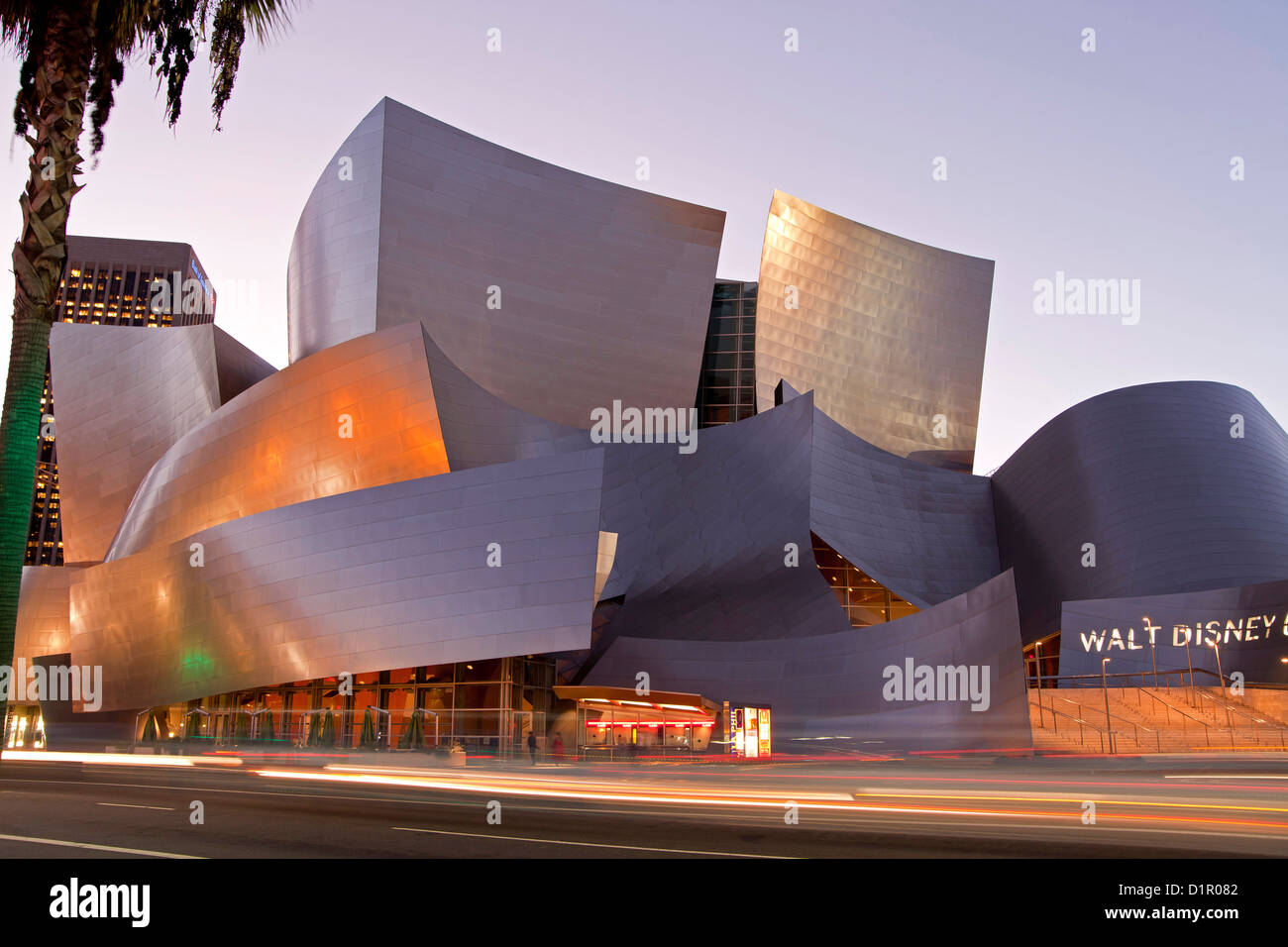 La arquitectura moderna de Frank Gehry en la noche, Walt Disney Concert Hall, el centro de Los Angeles, California, Estados Unidos, EE.UU. Foto de stock