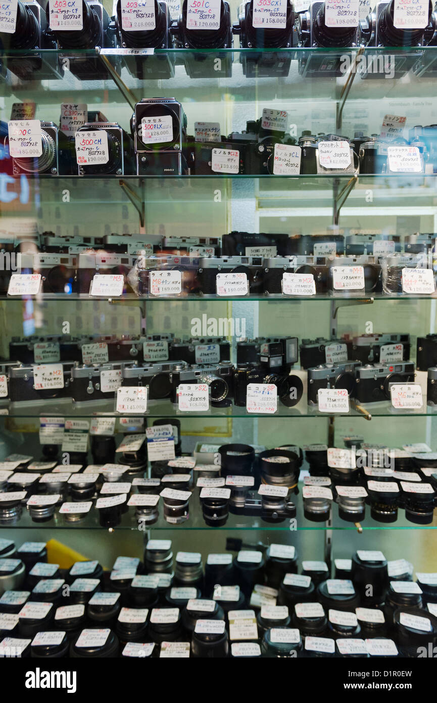 Segunda mano cámaras usadas en una cámara tienda en Shinjuku, Japón  Fotografía de stock - Alamy