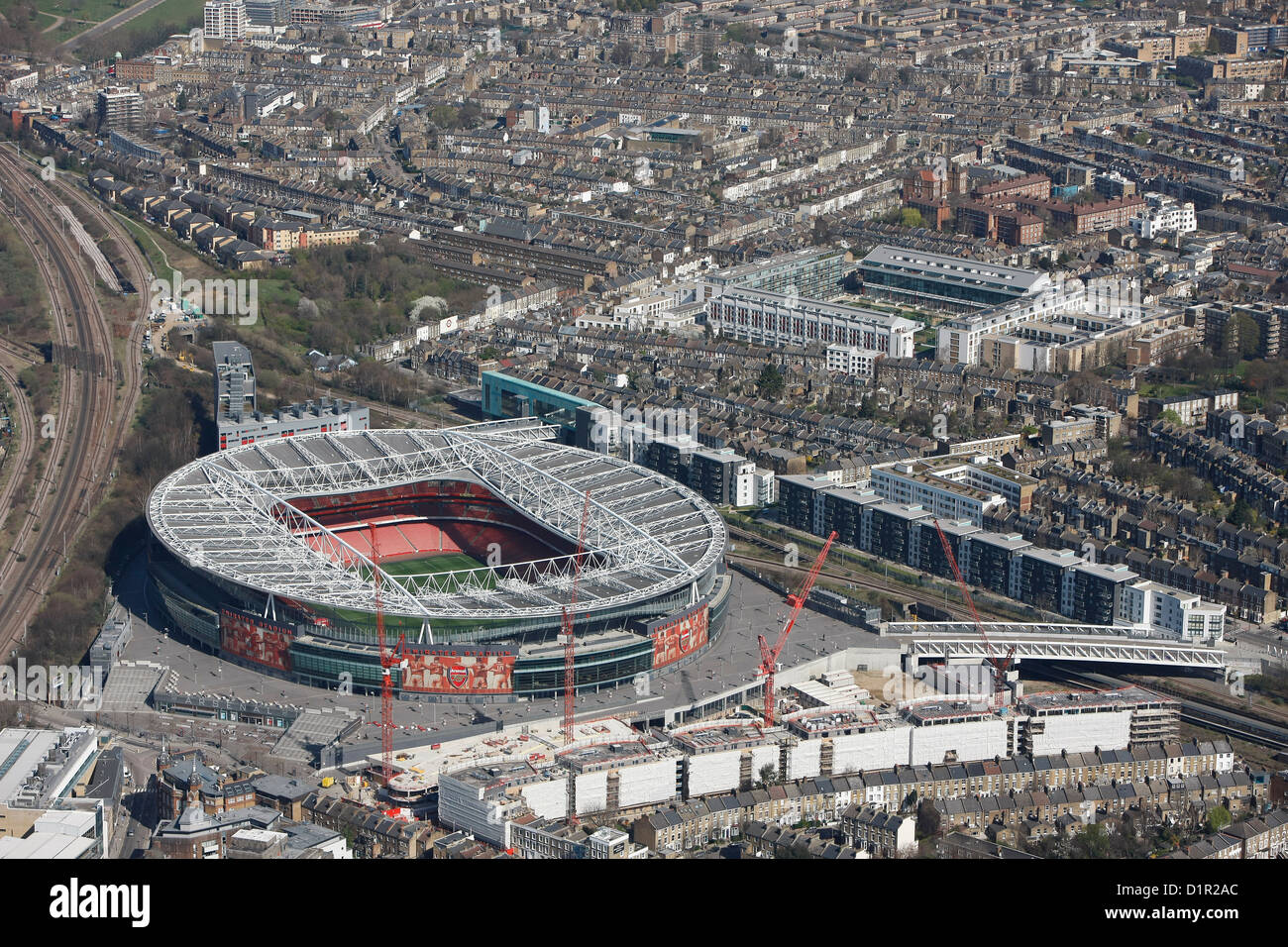 Fotografía aérea mostrando el Emirates Stadium en relación a Highbury Foto de stock
