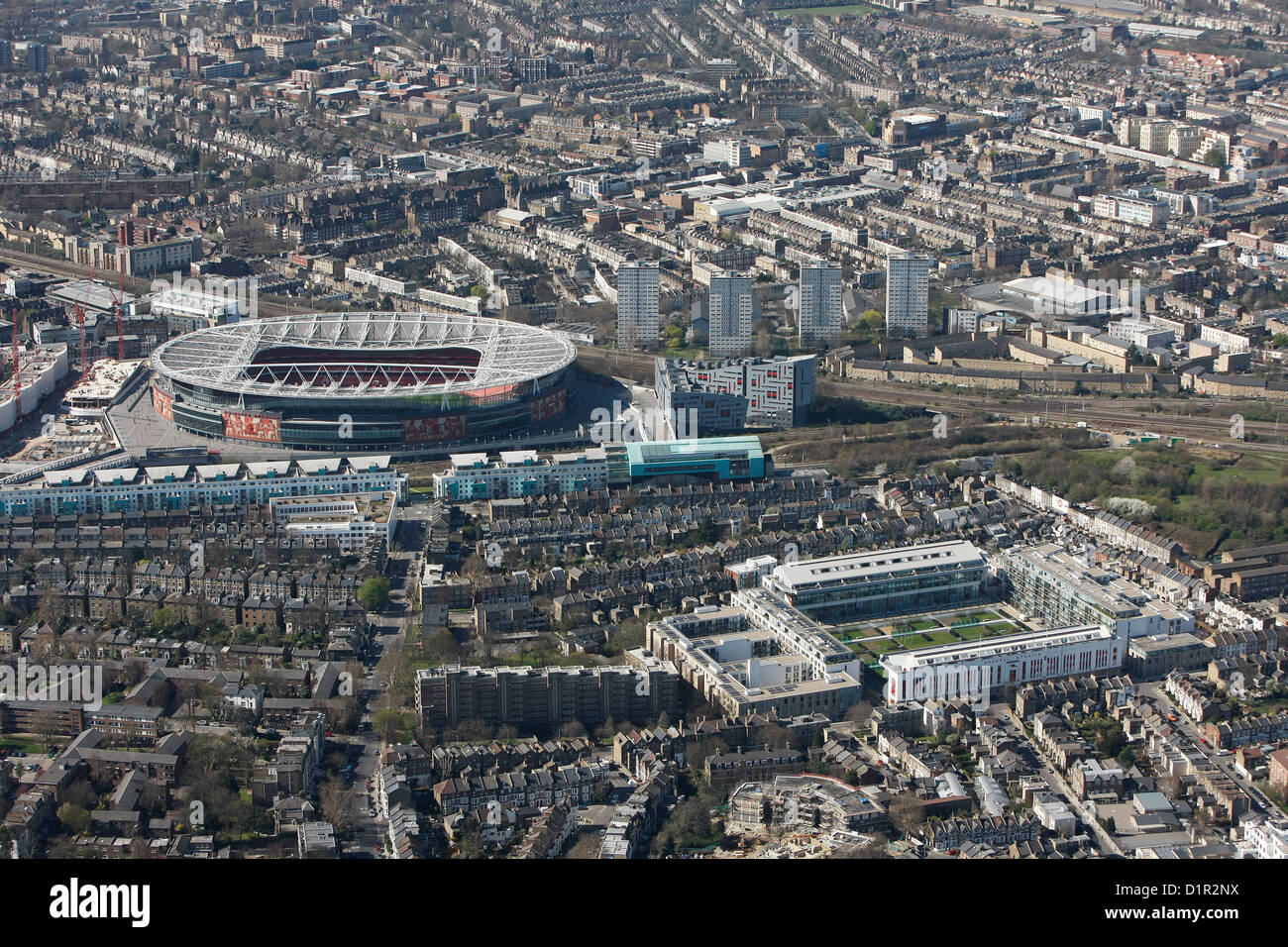 Fotografía aérea mostrando Highbury and el Emirates Stadium en relación con cada uno de los otros Foto de stock