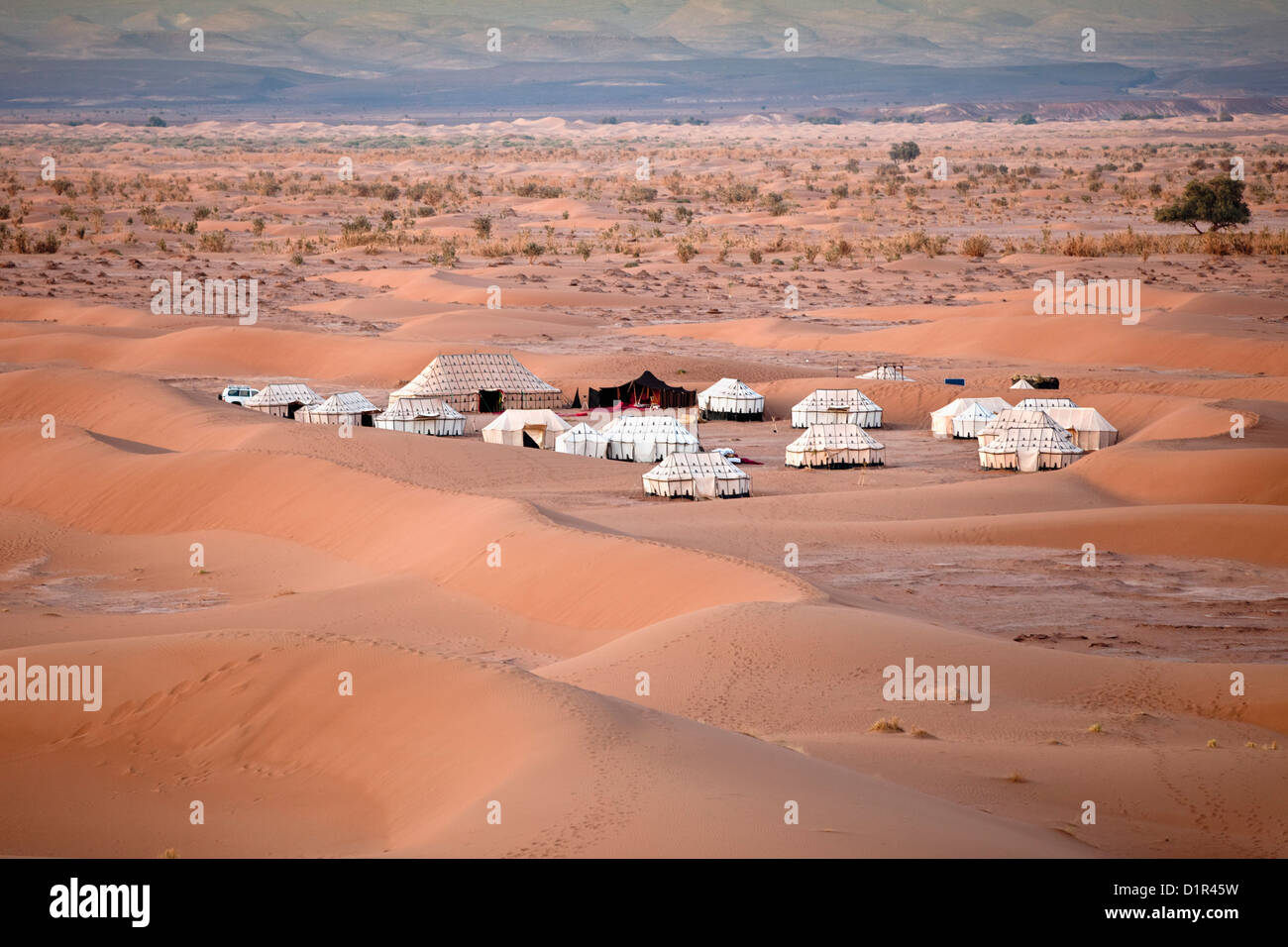Marruecos, M'Hamid, Erg Chigaga dunas de arena. El desierto del Sahara. Campamento turístico, vivaque. Foto de stock