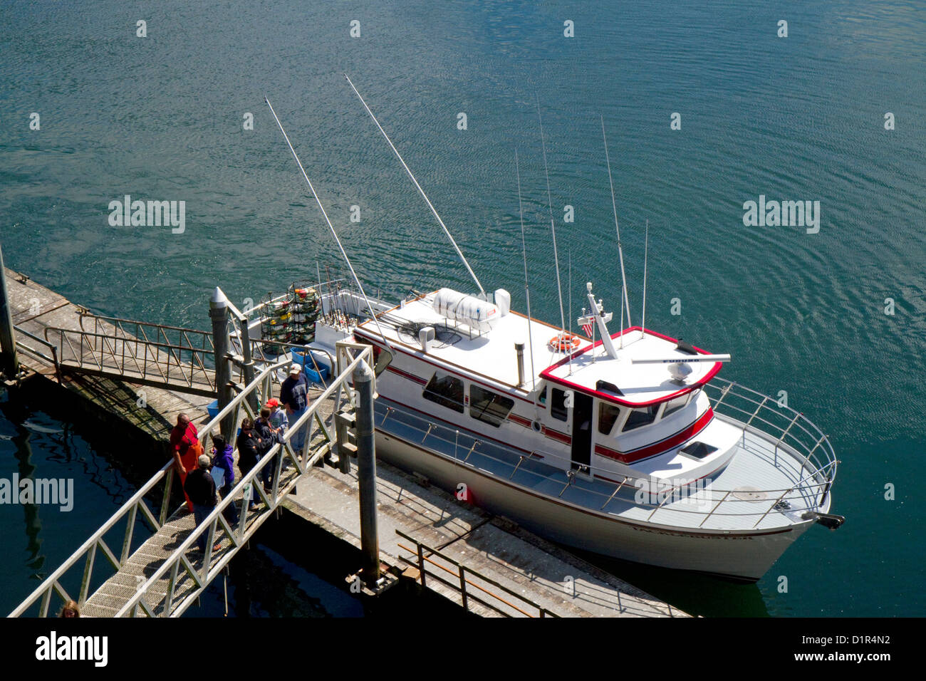 Barco de pesca deportiva atracó en Depoe Bay, Oregon, USA. Foto de stock