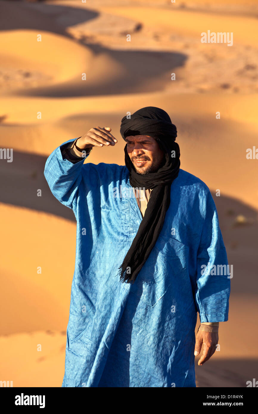 Marruecos, M'Hamid, Erg Chigaga dunas de arena. El desierto del Sahara. Hombre bereber local sobre una duna de arena. Foto de stock