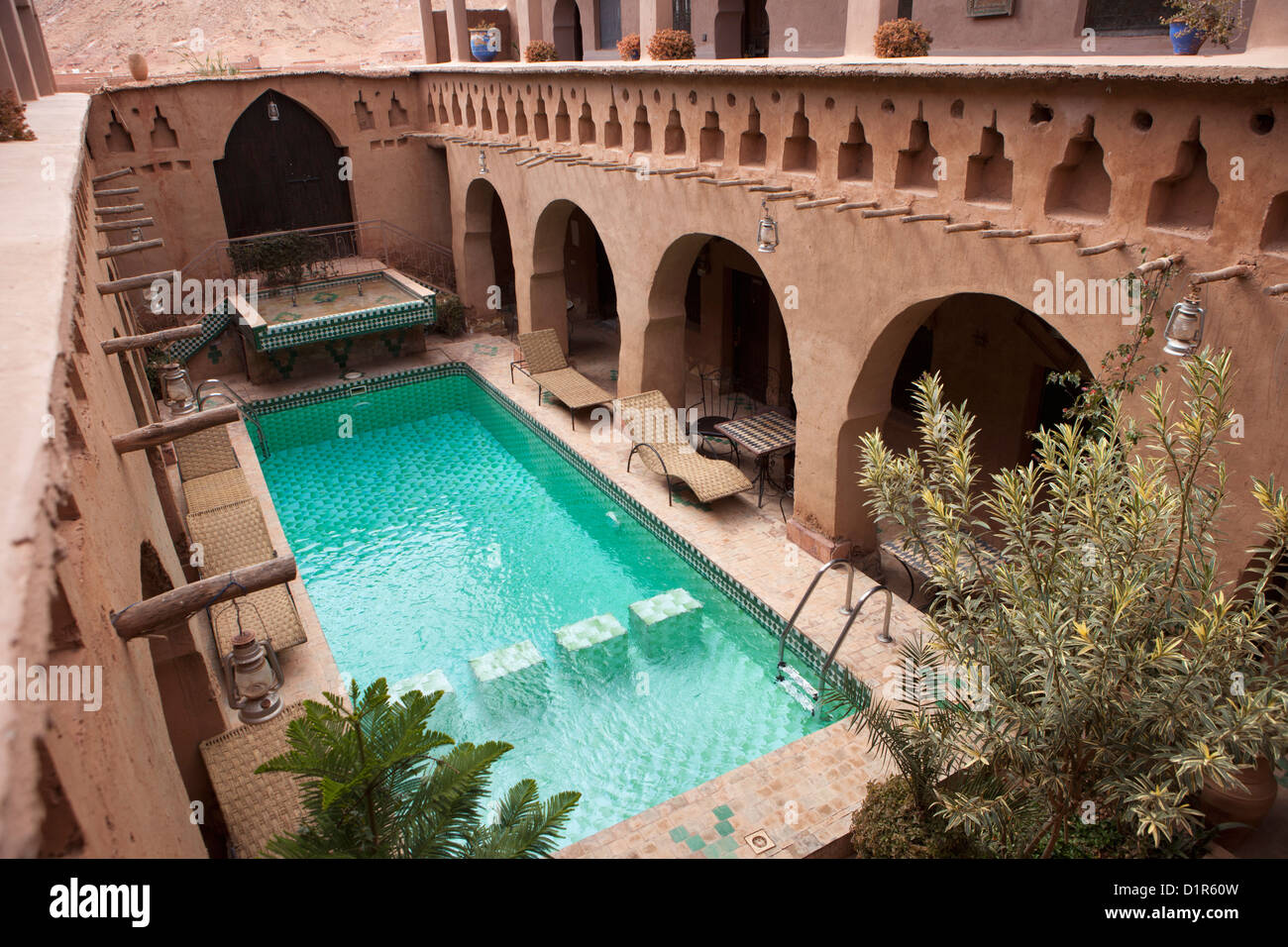 Marruecos, Ait Ben Haddou, llamado Hotel Riad Maktoub. Piscina. Foto de stock