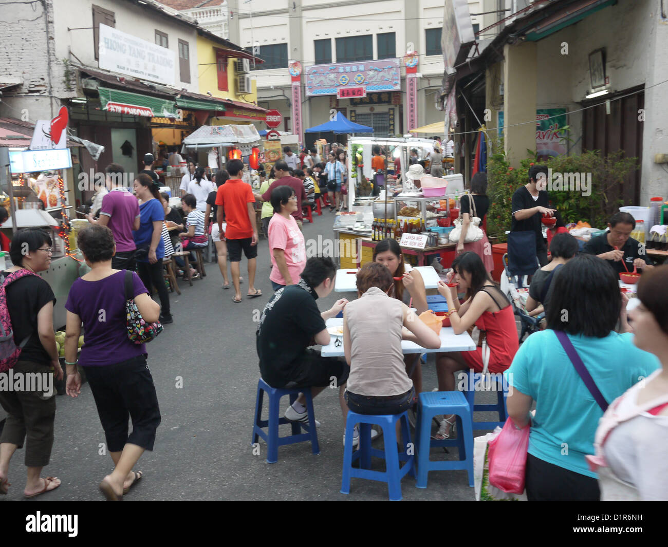 Concurrida calle gente comiendo hawker puesto de comida Fotografía de stock  - Alamy