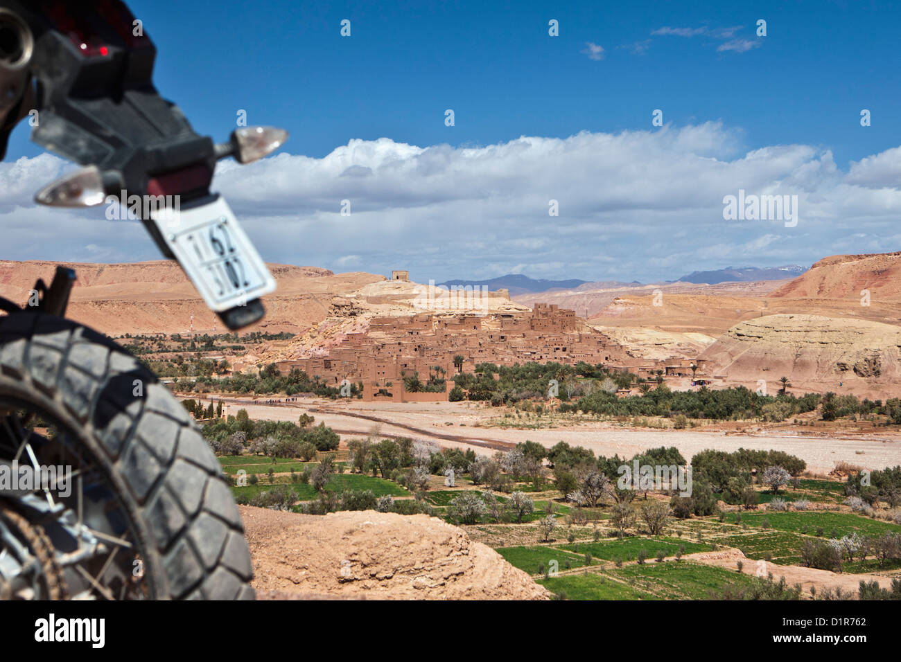 Marruecos, Ait Ben Haddou, antigua fortaleza o kasbah o ksar. Las motocicletas. Foto de stock