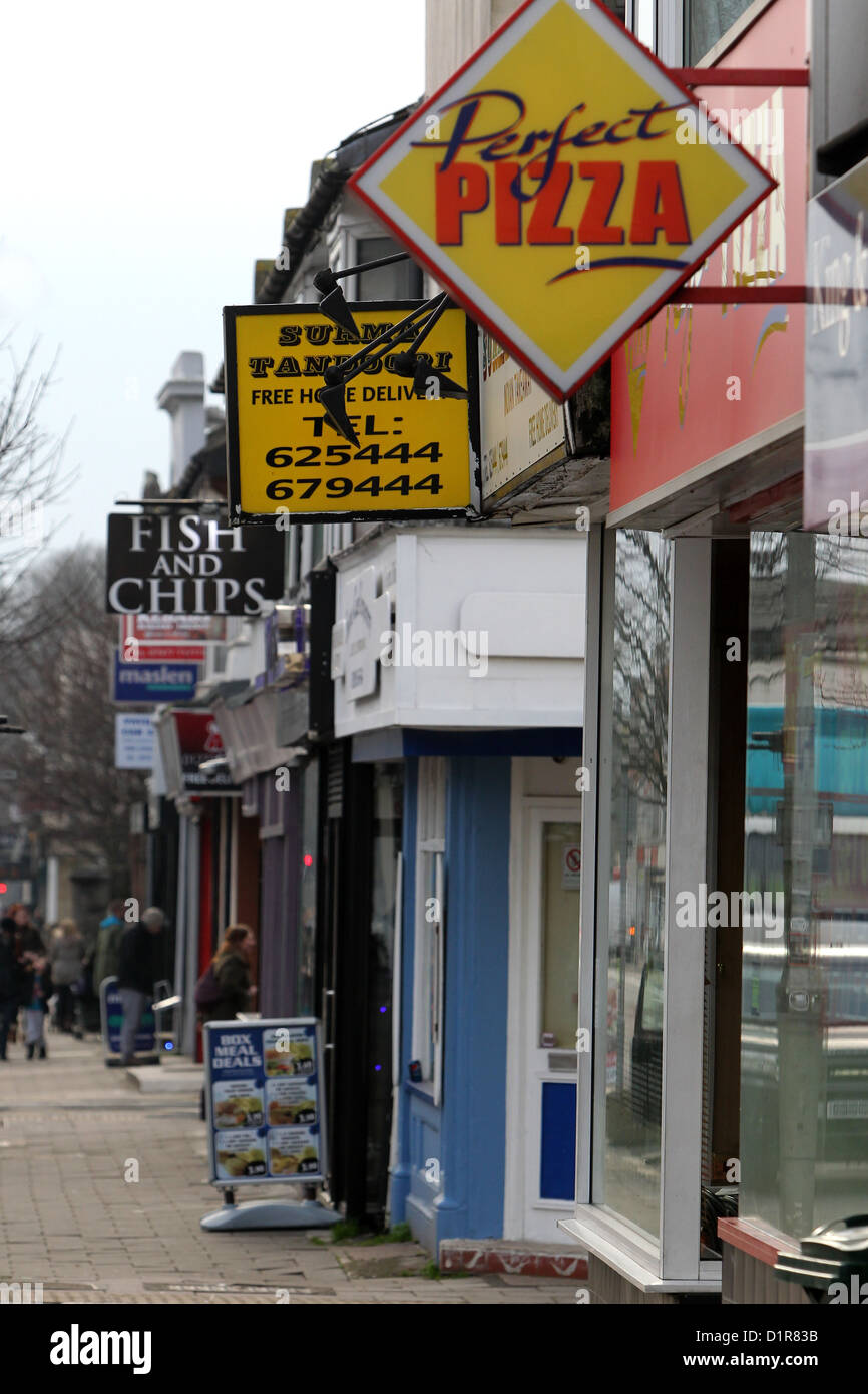 Elija la opción correcta y establecimientos de comida rápida al lado de la otra en Lewes Road, Brighton, East Sussex, Reino Unido. Foto de stock
