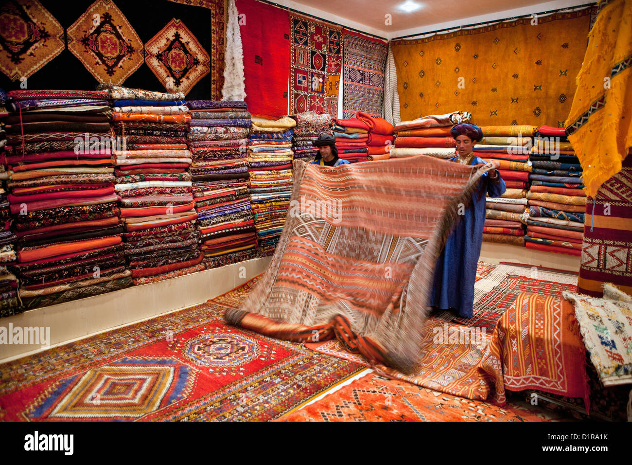 Marruecos, Ouarzazate, tienda llamada Labyrinthe du Sud, venta, alfombras, tapices, recuerdos, antigüedades y cerámica. Foto de stock