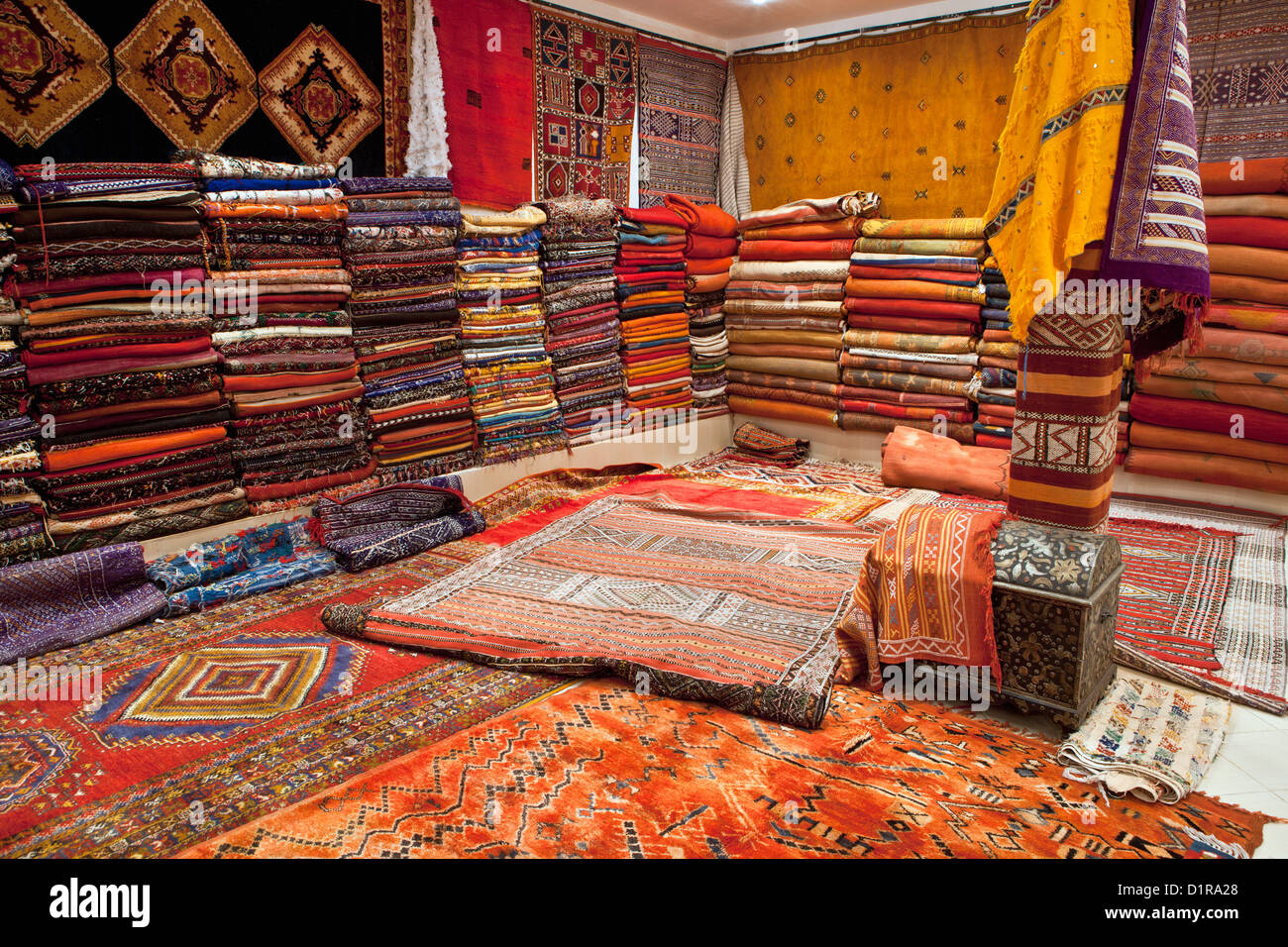 Marruecos, Ouarzazate, tienda llamada Labyrinthe du Sud, venta, alfombras, tapices, recuerdos, antigüedades y cerámica. Foto de stock