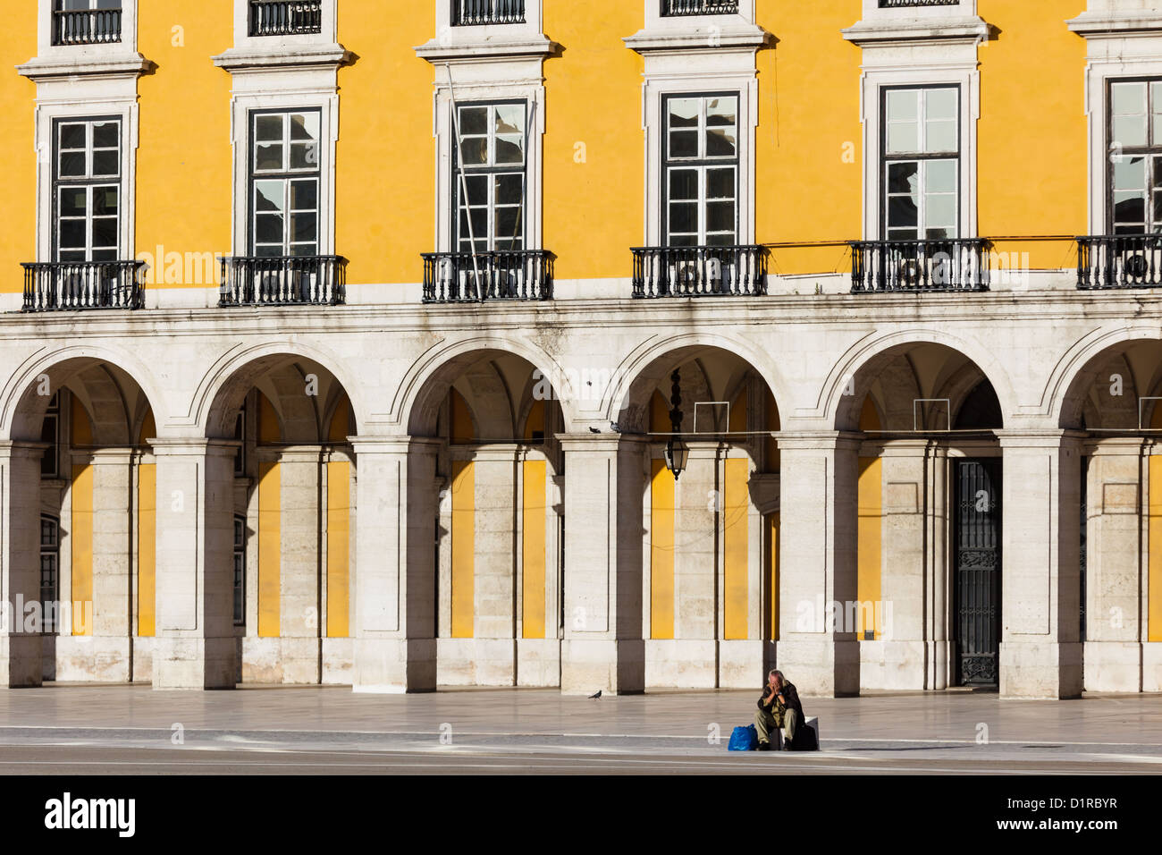 Magnífica arquitectura de estilo manuelino de los edificios del palacio real que rodean la Praca do Comercio, la plaza pública más grande de Portugal llamada la puerta de entrada a Lisboa Foto de stock