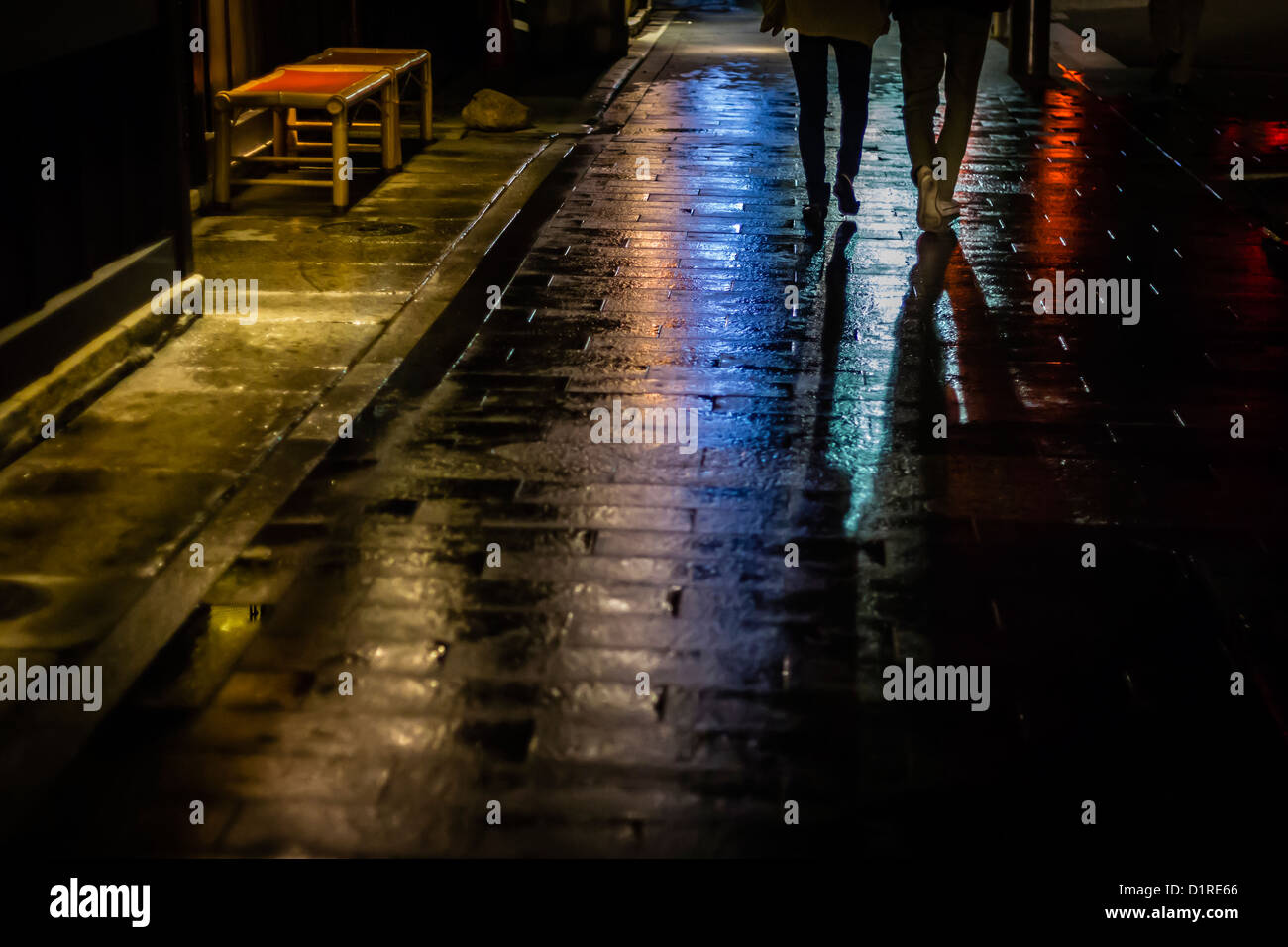 Pareja caminando en la noche fotografías e imágenes de alta resolución -  Alamy